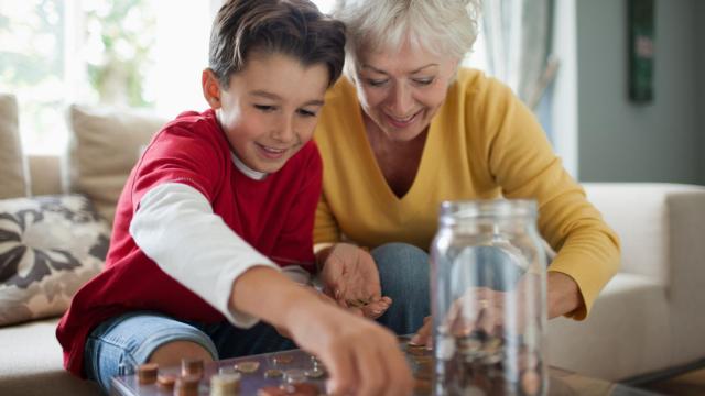 Abuela y nieto contando dinero en efectivo. Foto: iStock.