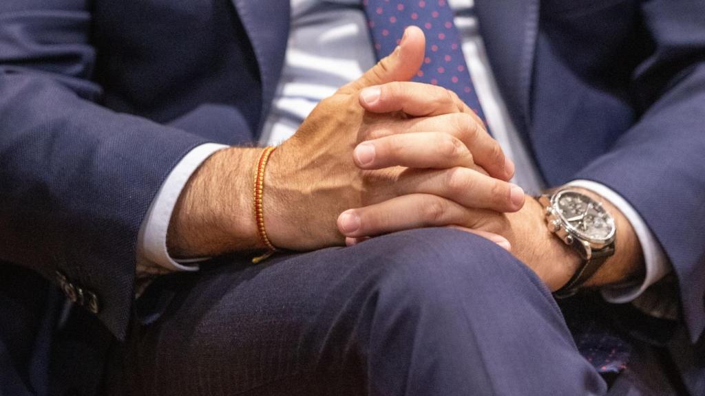 Paco Núñez luce pulserita con los colores de la bandera de España y reloj.