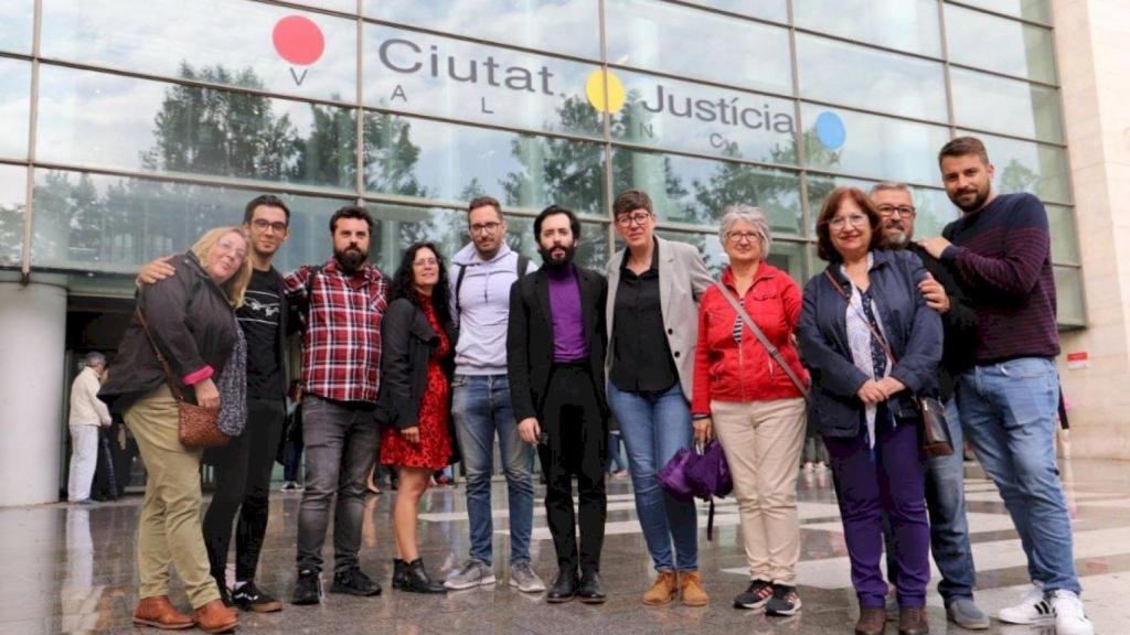 Pilar Lima (en el centro) junto a parte de su equipo y miembros del despacho Olympe Abogados que ha presentado la denuncia.