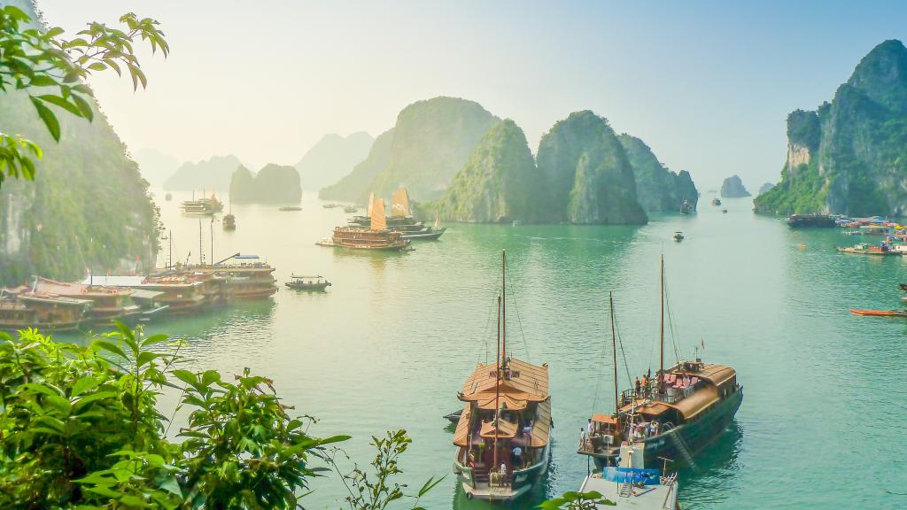 Barcos navegando por la bahía de Halong, Vietnam.