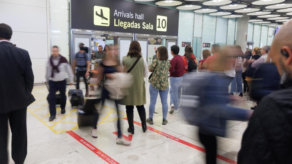 Un grupo de personas a su salida de la puerta de llegadas de la terminal T4 del aeropuerto de Adolfo Suárez-Madrid Barajas.