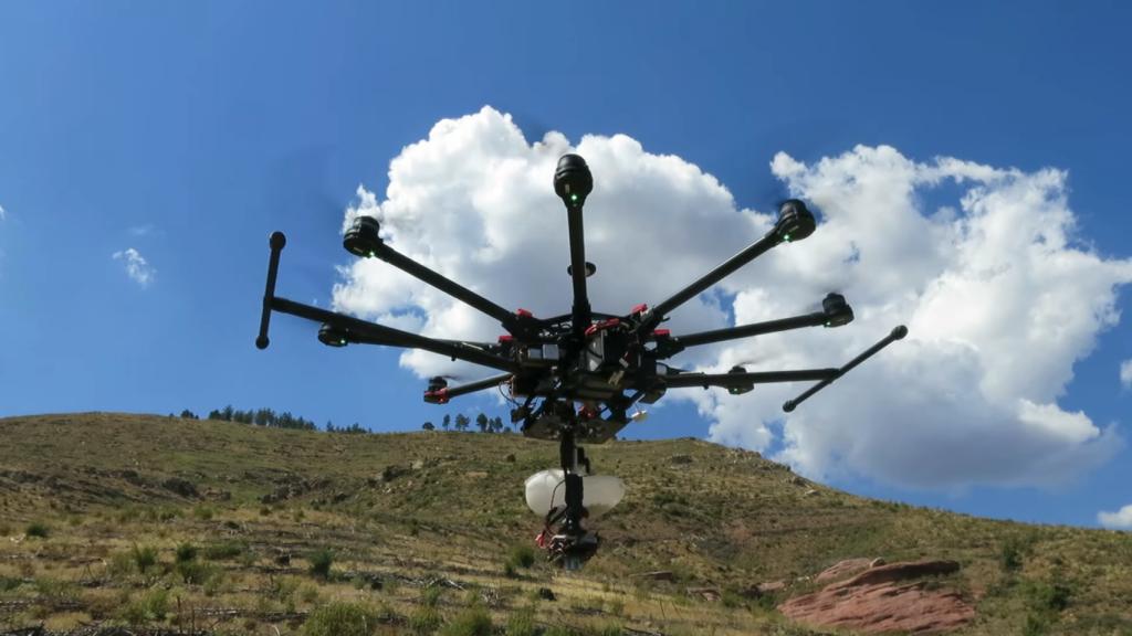 Dron con depósito de semillas