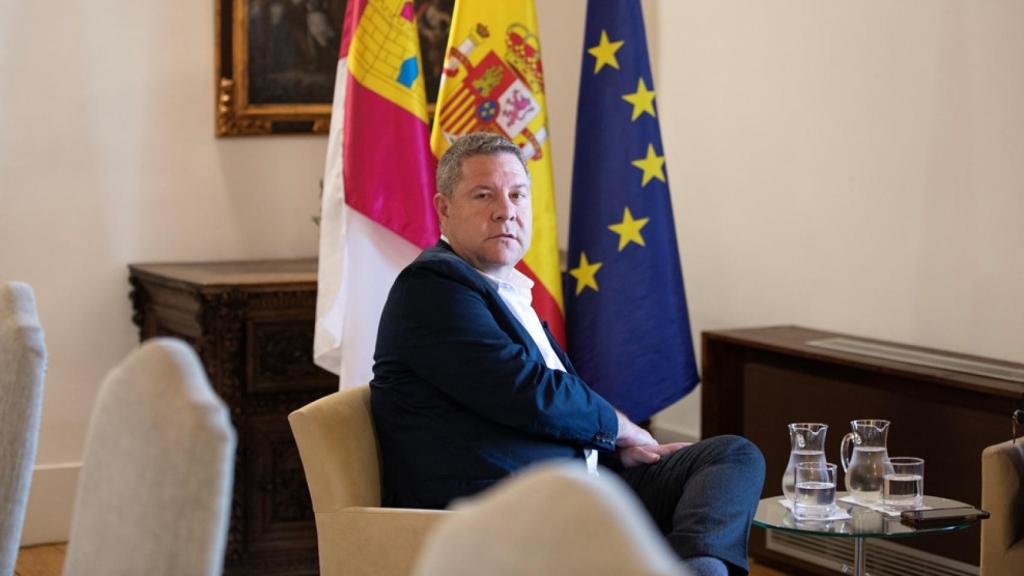Emiliano García-Page posa durante la entrevista con EL ESPAÑOL-El Digital de Castilla-La Mancha.