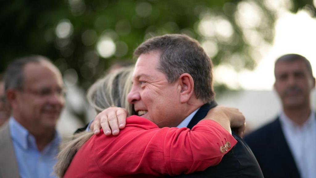 Abrazo de García-Page y Tolón en la entrada al acto.
