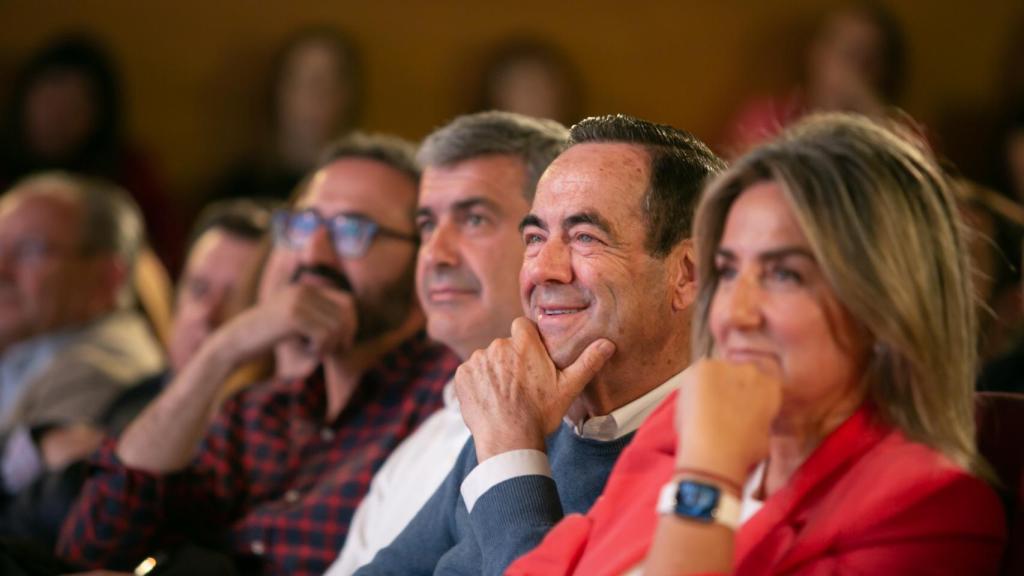 José Bono, expresidente de Castilla-La Mancha, en el centro de la imagen.