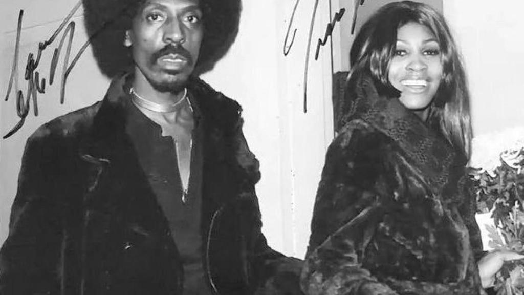 Tina Turner en una fotografía junto a su exmarido, Ike, en 1971.