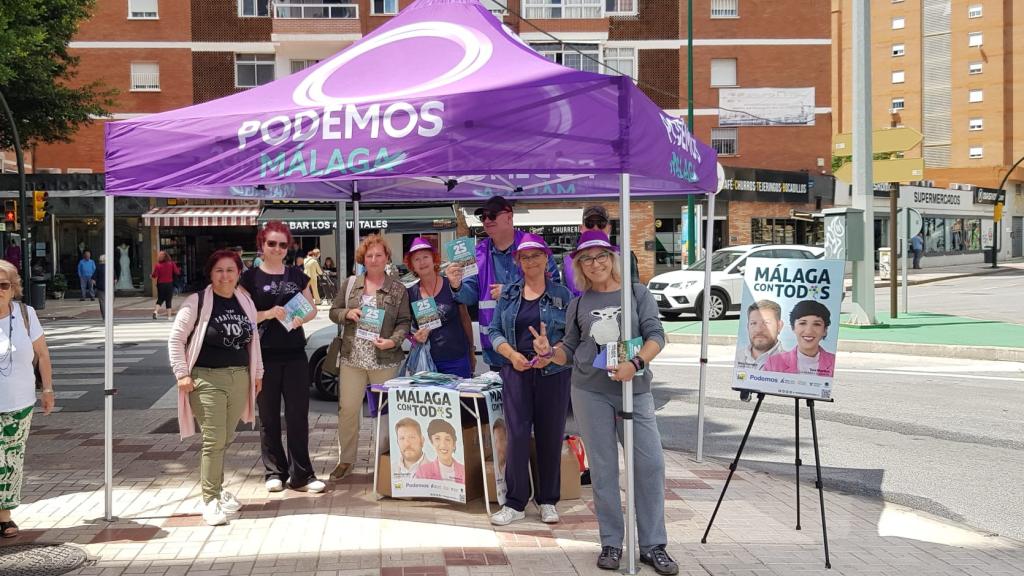 Voluntarios reparten material electoral.