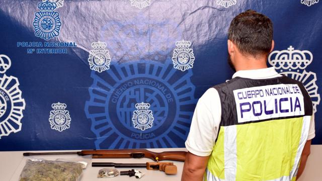 Las armas y droga intervenida.