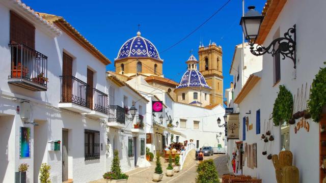 Una de las calles más turísticas de Altea.