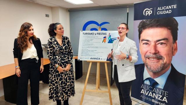 Ana Poquet, Cristina Cutanda y Mari Carmen de España en la presentación del programa de turismo.