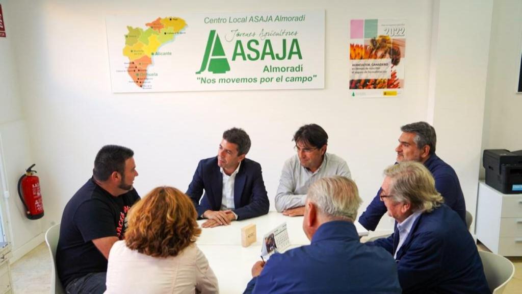 Carlos Mazón, segundo por la izquierda, en su reunión con Asaja en Almoradí.