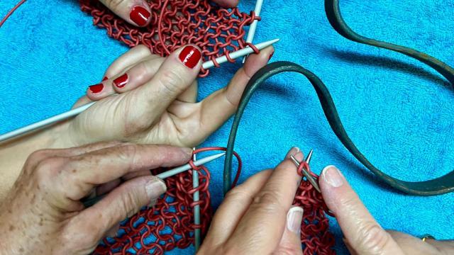 Las obras de Susana Guerrero están hechas con la ayuda de las manos de las mujeres de su familia.