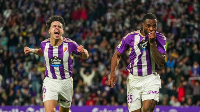 Álvaro Aguado y Cyle Larin celebran el segundo tanto ante el FC Barcelona.