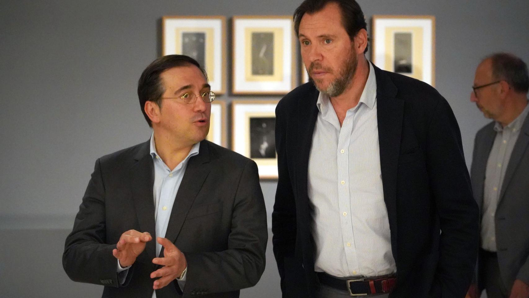 El ministro de Exteriores, José Manuel Albares, y el alcalde de Valladolid, Óscar Puente, durante su encuentro de este miércoles.