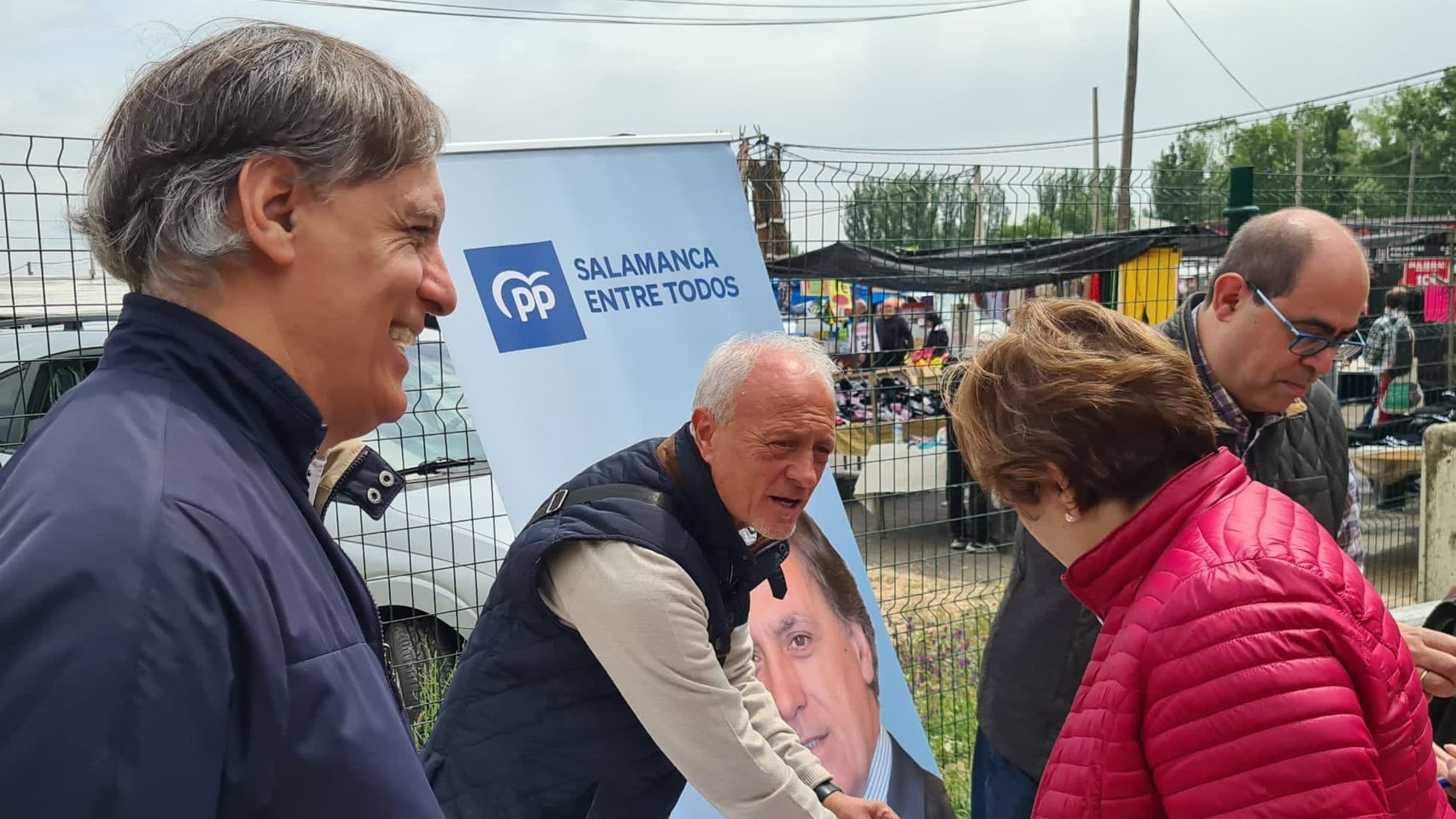 El candidato del PP, Carlos García Carbayo, en una mesa de campaña electoral