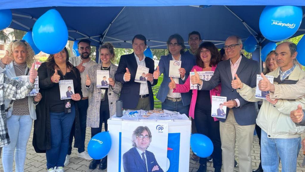 El presidente del PP de Castilla y León, Alfonso Fernández Mañueco, durante su visita a Béjar en campaña electoral