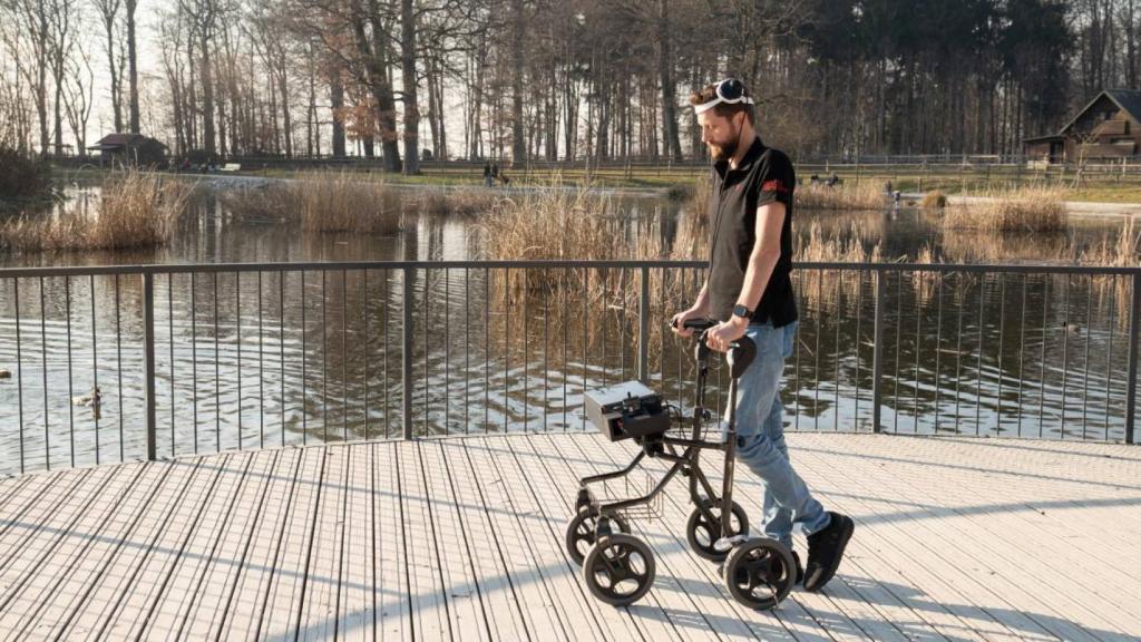 Gert-Jan, que hace una década sufrió la parálisis de sus piernas tras un accidente, ha vuelto a caminar.
