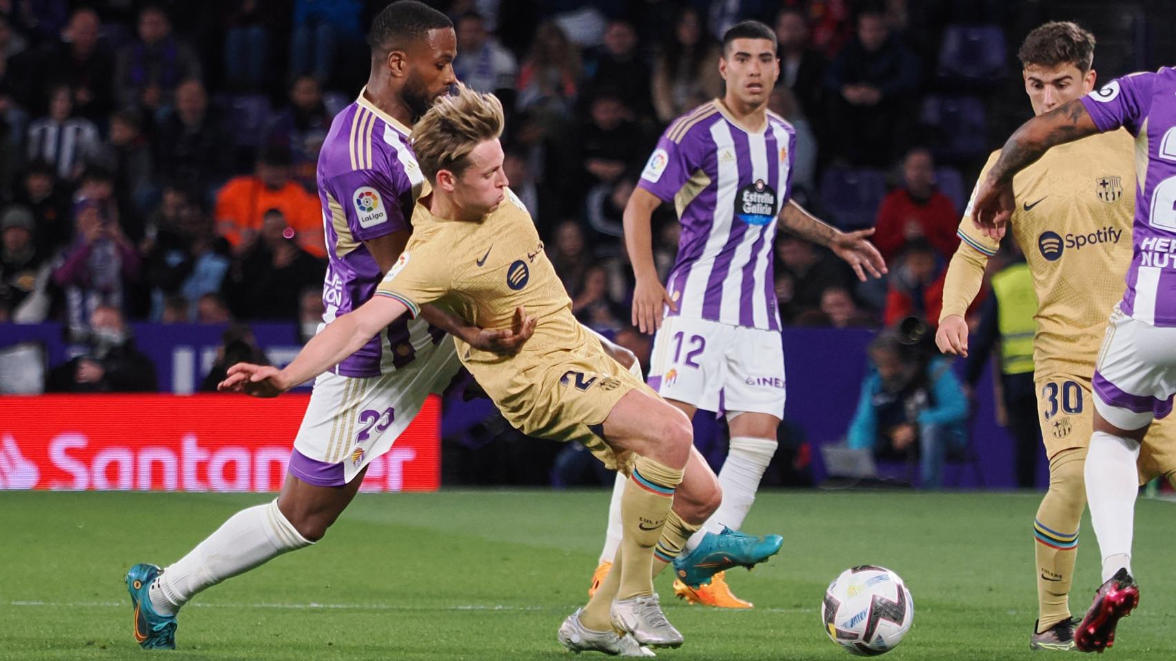 Frenkie de Jong trata de dar un pase ante la oposición de varios jugadores del Valladolid.