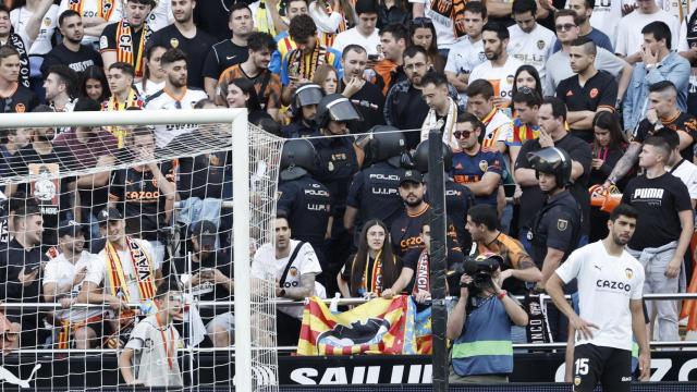 La Policía interviene en la grada de Mestalla tras los ataques racistas a Vinicius