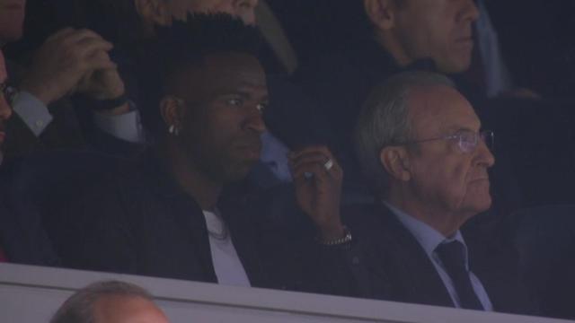 Vinicius sentado en el palco de honor del Santiago Bernabéu junto a Florentino Pérez
