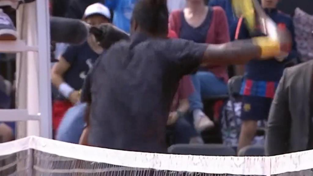 Ymer revienta su raqueta.