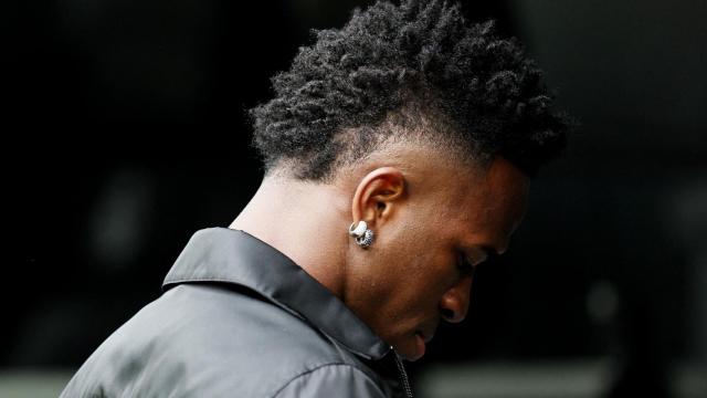 Vinicius Júnior, vestido de calle, en el Santiago Bernabéu