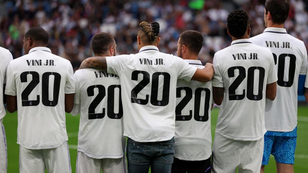 Los jugadores del Real Madrid, con la camiseta de Vinicius