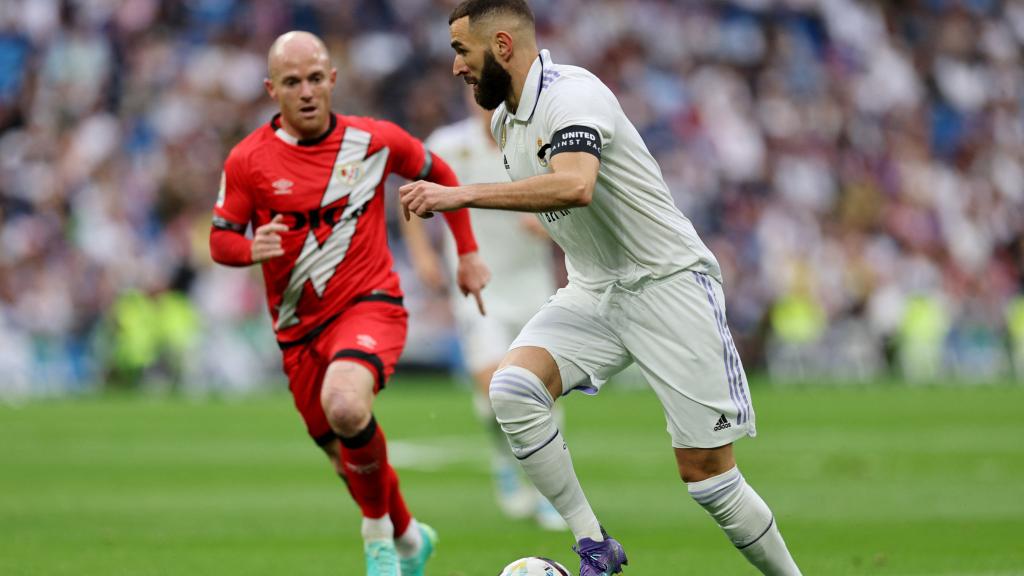 Karim Benzema, conduciendo el balón durante el Real Madrid - Rayo Vallecano de La Liga 2022/2023