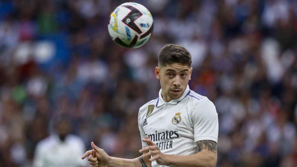 Fede Valverde, cabeceando un balón durante el Real Madrid - Rayo Vallecano de La Liga 2022/2023