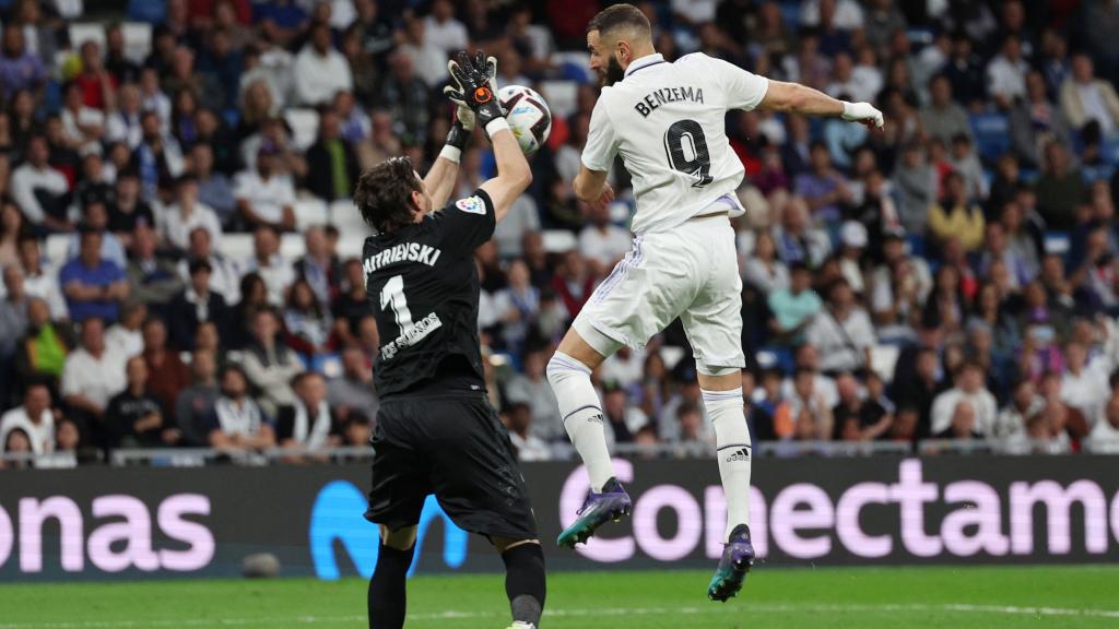Dimitrievski y Benzema, en acción en el área del Rayo Vallecano