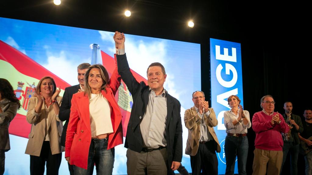 Milagros Tolón y Emiliano García-Page al comenzar el mitin de Toledo.