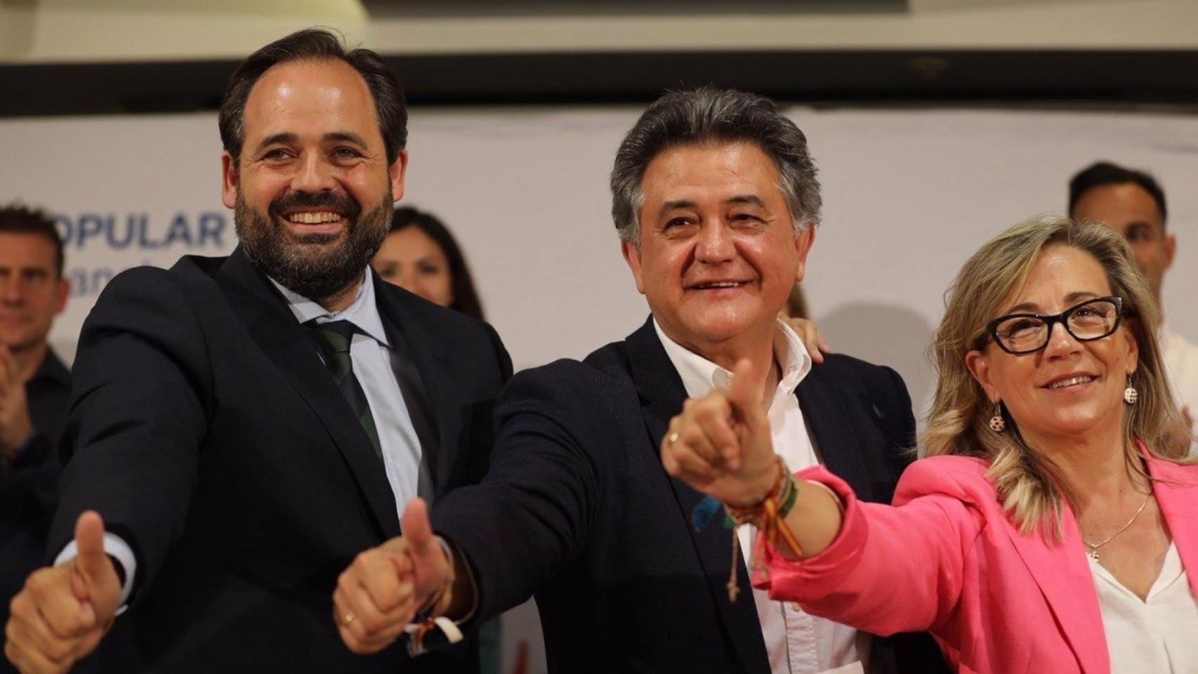 El candidato del PP a la Presidencia de Castilla-La Mancha, Paco Núñez, junto al candidato de Daimiel, Leopoldo Sierra, y la cabeza de lista a las Cortes por Ciudad Real, Lola Merino. Foto: PP CLM.