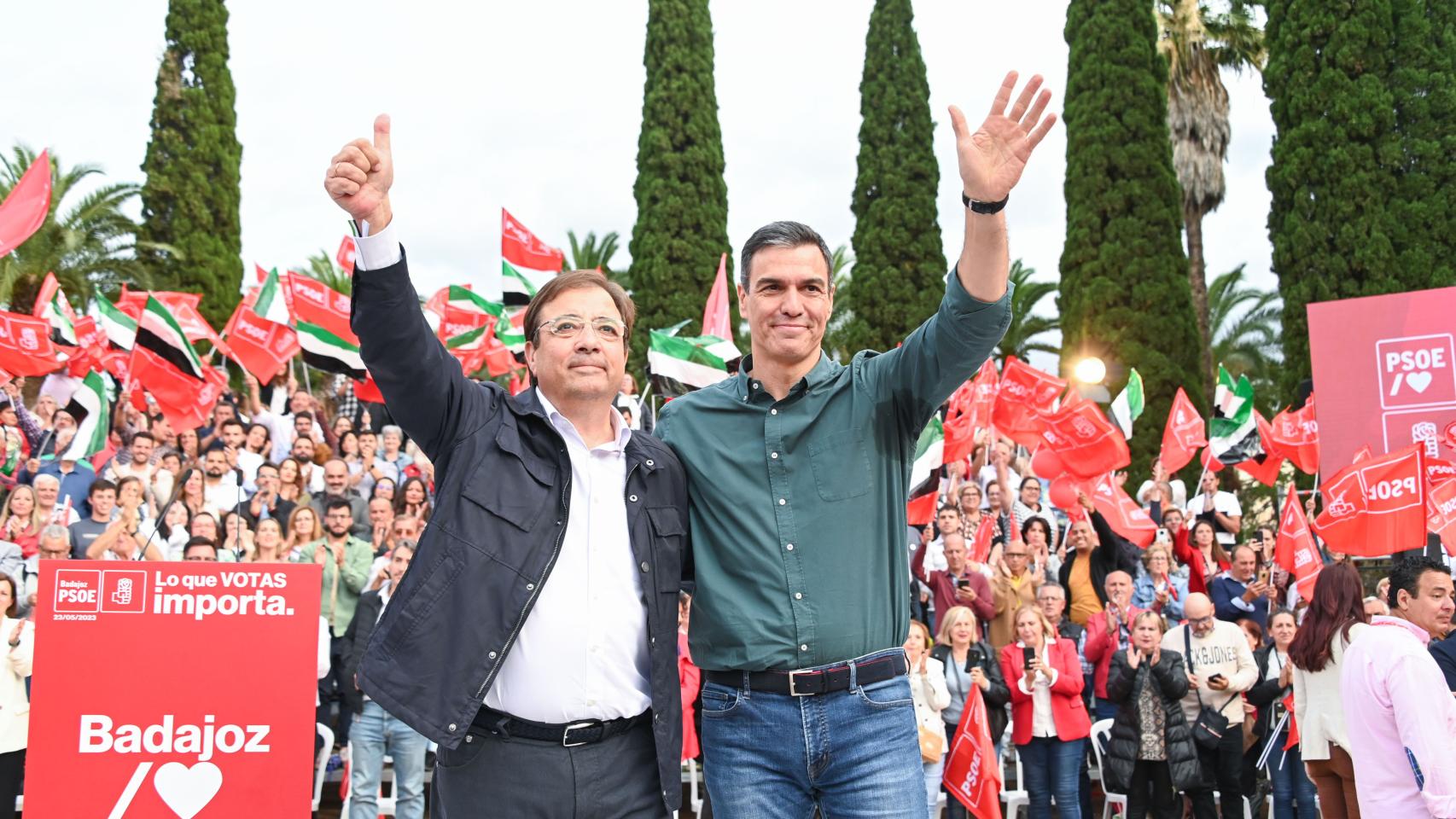 Guillermo Fernández Vara, presidente de Extremadura, junto a Pedro Sánchez, presidente del Gobierno, este martes en Badajoz.