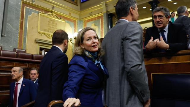 Nadia Calviño, vicepresidenta primera, en el Congreso junto a Pedro Sánchez y Patxi López.