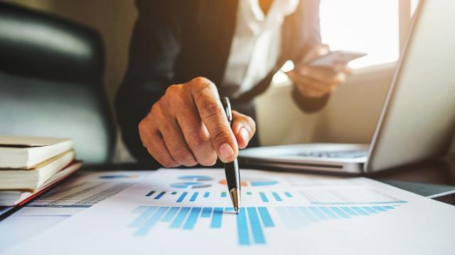 Una persona evalúa la solvencia de un futuro inquilino.