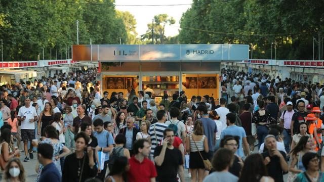Gente visitando la Feria del Libro 2022.