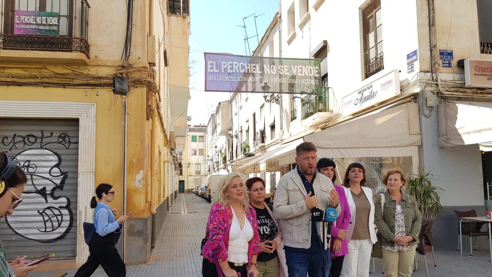 Imagen de la candidatura junto al cartel de 'El Perchel no se vende'.