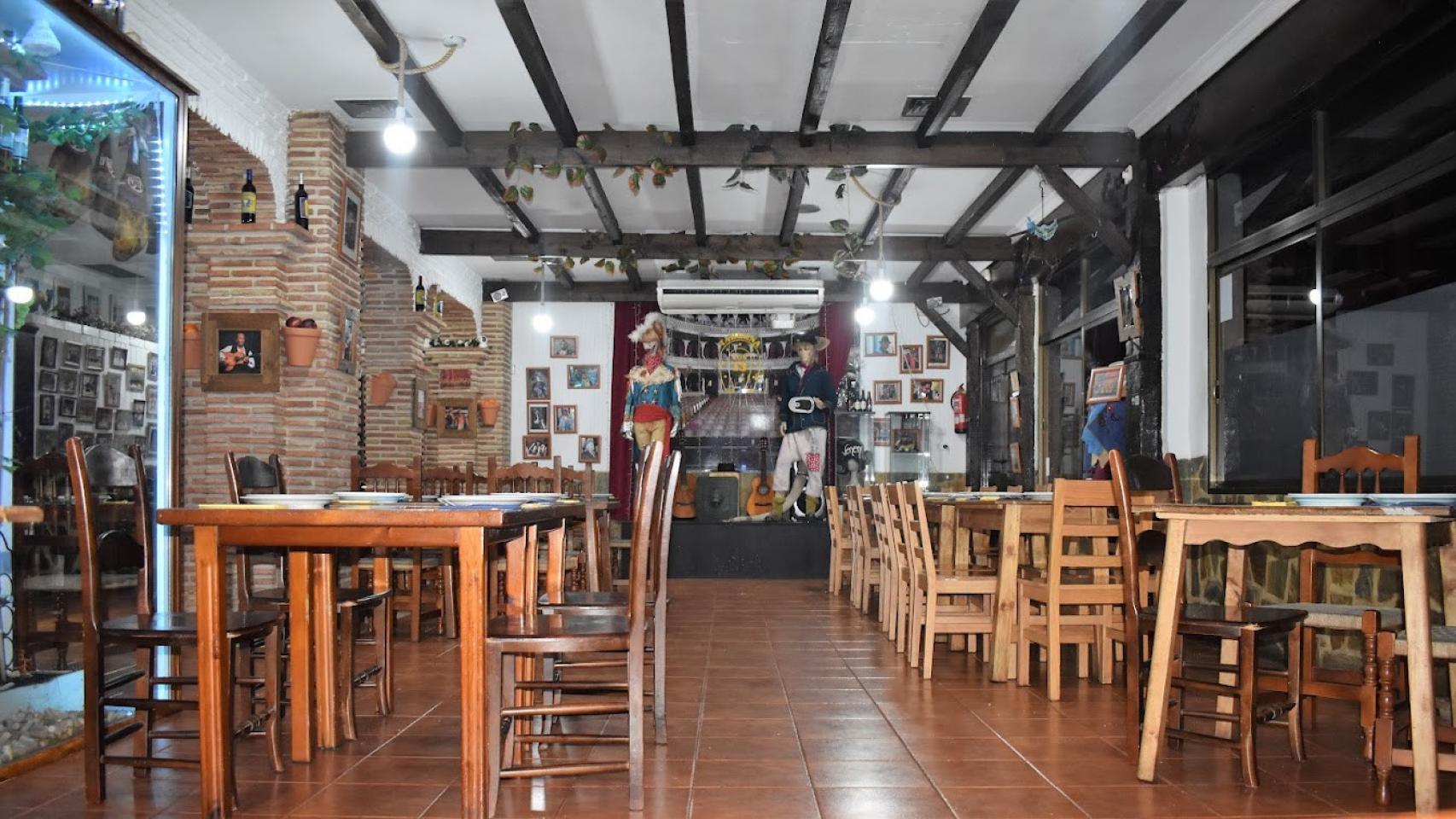 Interior de la Taberna Los 13 de la calle Edison, en Málaga.