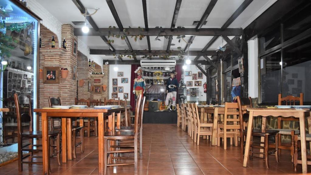 Interior de la Taberna Los 13 de la calle Edison, en Málaga.
