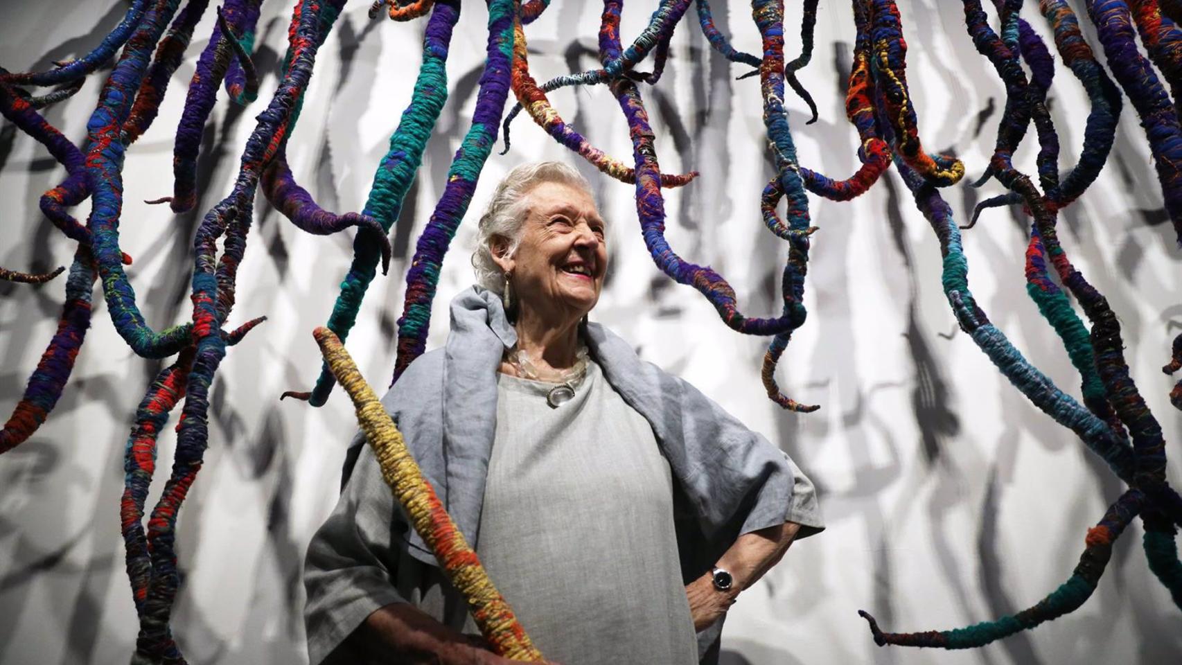 La artista Sheila Hicks en la exposición que se inaugura hoy, a 24 de mayo de 2023, en Málaga -