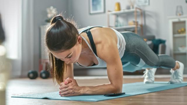 Mujer entrenando en el salón.
