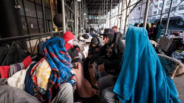 Fotografía de archivo de migrantes en una calle de Nueva York.