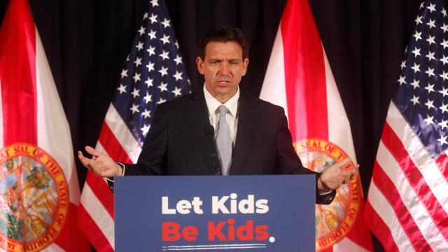 El gobernador de Florida, Ron DeSantis, habla durante una conferencia de prensa antes de firmar cinco proyectos de ley estatales en Cambridge Christian School en Tampa, Florida, EE. UU., 17 de mayo de 2023