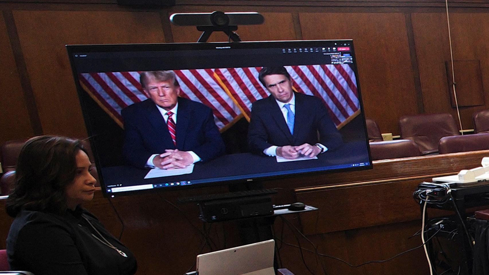 Donald Trump con su abogado, Todd Blanche, este martes, durante la vista para determinar la fecha del juicio.