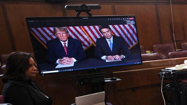 Donald Trump con su abogado, Todd Blanche, este martes, durante la vista para determinar la fecha del juicio.