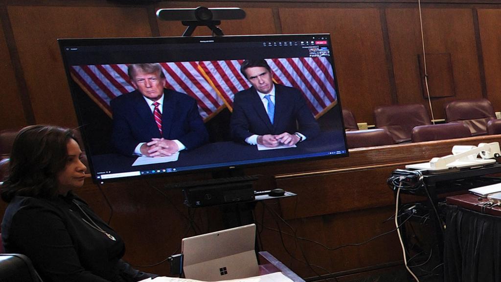 Donald Trump con su abogado, Todd Blanche, este martes, durante la vista para determinar la fecha del juicio.