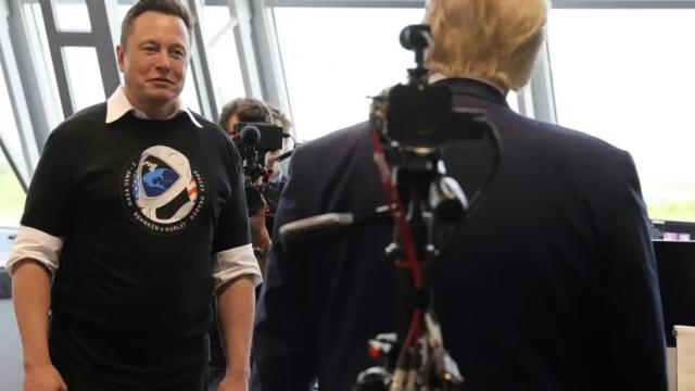 Elon Musk (izda.), en conversación con Donald Trump (dcha.) en 2020.