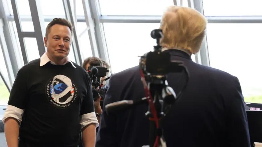 Elon Musk (izda.), en conversación con Donald Trump (dcha.) en 2020.