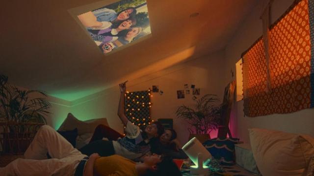 El proyector LG CineBeam PU700R proyectando en el techo.