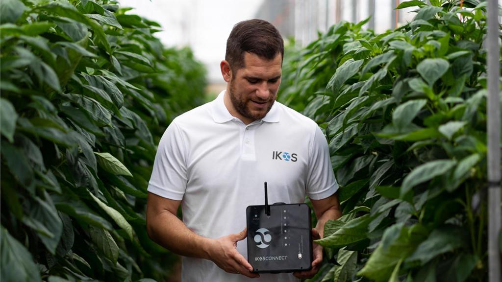 Joaquín Soriano, cofundador y CEO de Ikos Tech, con uno de sus productos